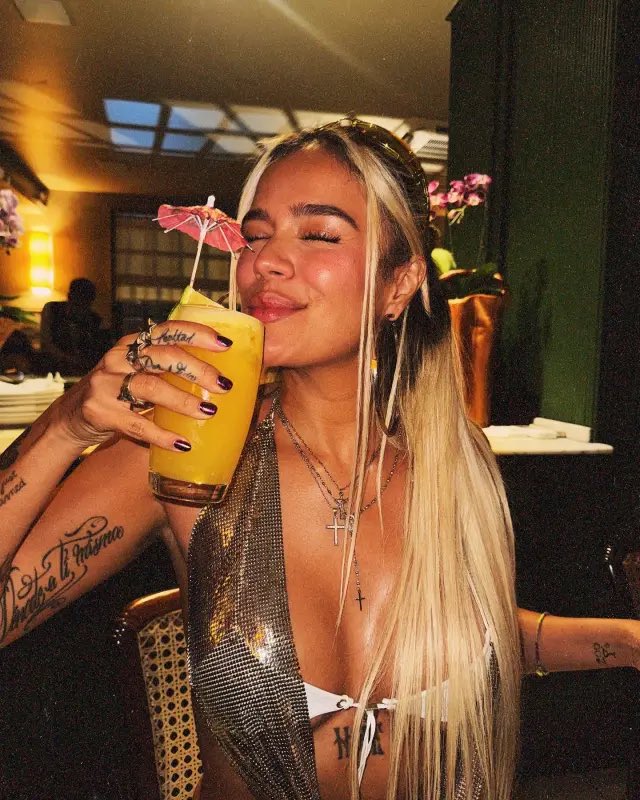 Hoy es el día 3 del CHALLENGE  
#30DIASCONKAROLG 🧡✨👑

“Frase de una canción que te encante”🌈

Este es el post para poner sus frases Favs de la bichota. 🫶

 "Porque en la vida no podemos retroceder y recuperar el tiempo perdido, pero sí podemos volver a empezar"