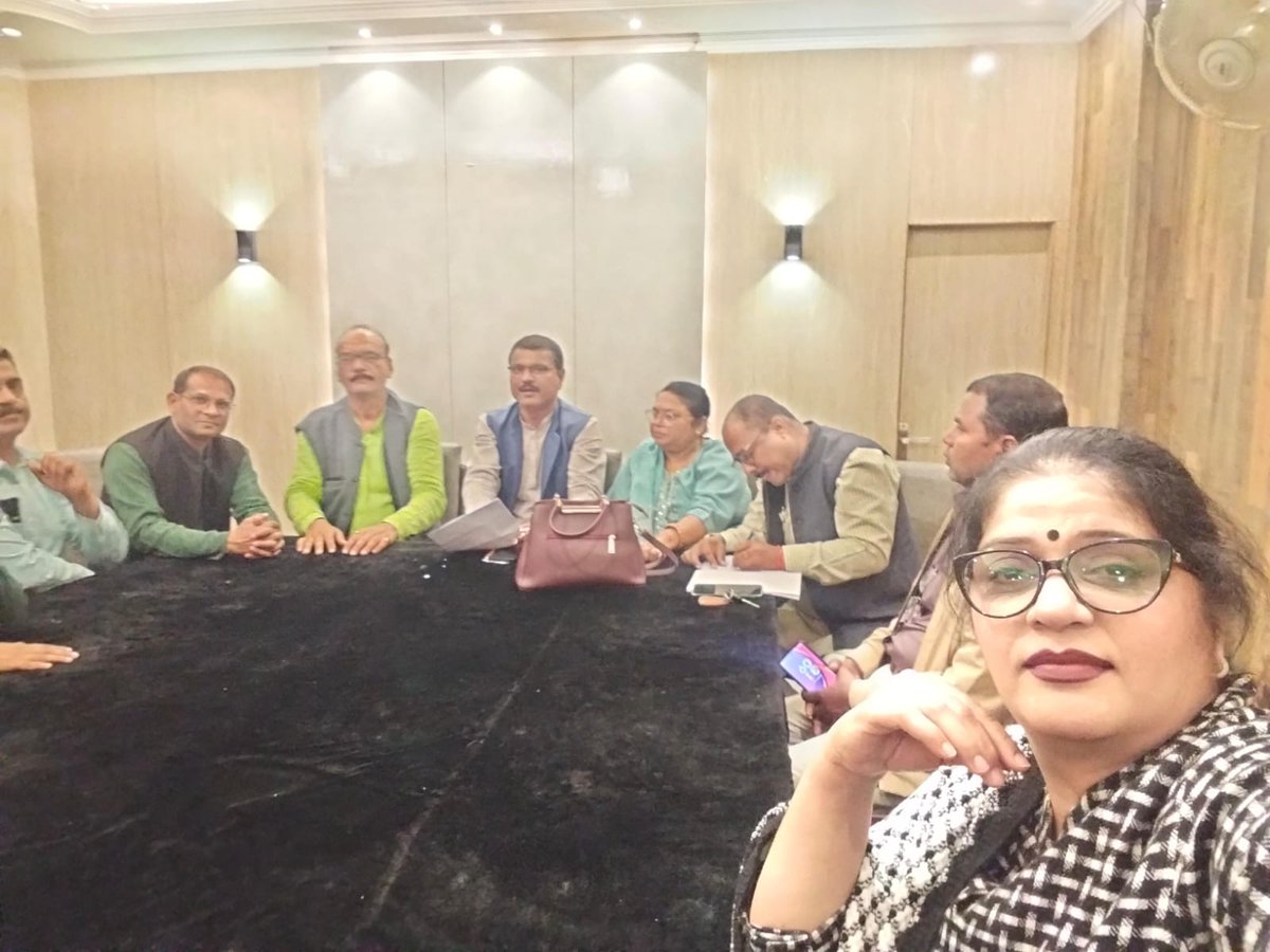Chakravarti000's tweet photo. डॉ दिनेशचंद्र शर्मा जिंदाबाद
टी एफ आई जिंदाबाद
उ प्र प्राथमिक शिक्षक संघ,
जूनियर हाई स्कूल शिक्षक संघ,
महिला शिक्षक संघ
की संयुक्त बैठक सम्पन्न।टीईटी की अनिवार्यता के खिलाफ आगामी आंदोलन में विशाल भागीदारी की बनी रणनीति
@DrDCSHARMAUPPSS 
@TFI_2025 
@sanjays80519955 
@VandanaUPPSS https://t.co/WkvTQKoQJ1