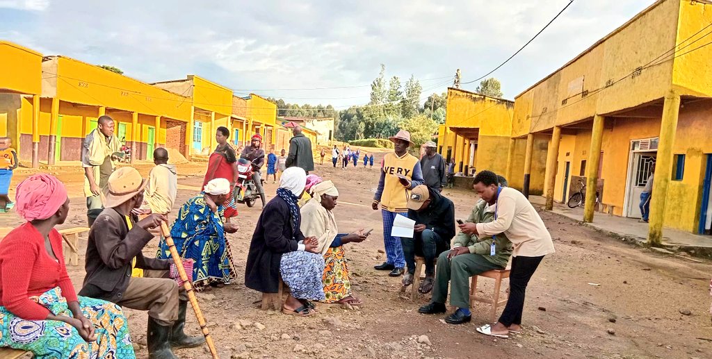 DAP_Rutsiro's tweet photo. Twishimiye gukomeza kwegera abaturage tubahugura ku ikoreshwa rya serivisi ziri ku  @IremboGov. Abaturage bigishijwe uko basaba serivisi za Leta bifashishije ikoranabuhanga, bibafasha kuzigama igihe n’amafaranga. #DigitalAmbassador #IremboGov https://t.co/TRr4BcABO4