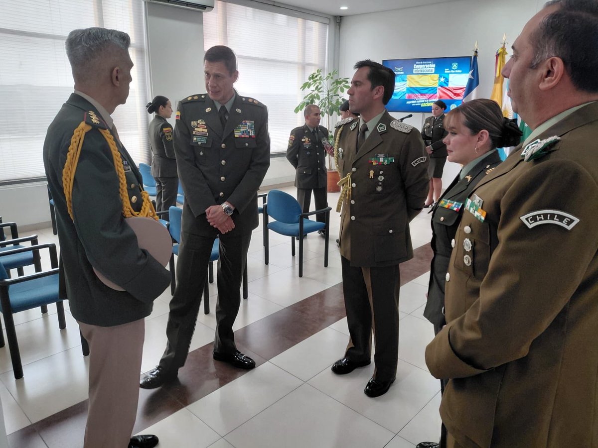 CarabInternac's tweet photo. #Colombia: El agregado de Carabineros, Coronel Mauro Pino, recibió medallas por servicios destacados otorgadas por la Policía Nacional e Interpol, de manos del Brigadier General Silvestre Sánchez. En la instancia, fue presentado el nuevo agregado, Coronel Francisco Painepán. https://t.co/Mazj2khDSN