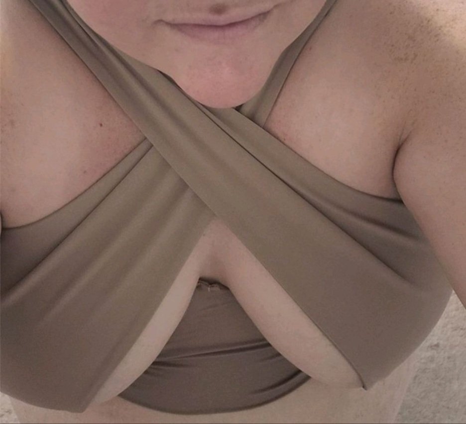 BBouncygg's tweet photo. When its freezing cold outside but you just gotta be brave. Hope my big tits dont fall out tonight 😜🍒💦. #happysaturdayeveryone #bigtits #whowantstocumoverthem #hardnipswetlips #amiyourtype #doyouwannafuckmetonight #hornyaf #myfannyneedseating #willyouwankoffthinkingaboutme https://t.co/wC0T4YCeeN