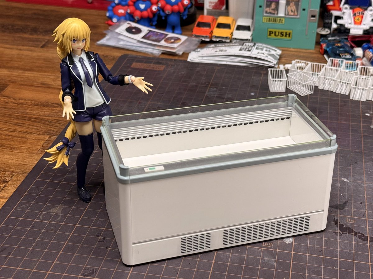 PINKTANKの｢1/12 コンビニ用冷凍ショーケース プラモデル｣完成しました。