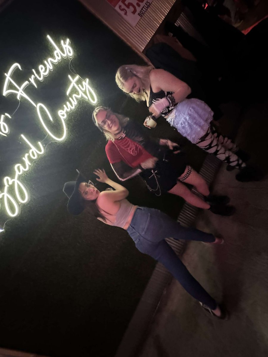 Last night 💙

Haven't been out in months so this was nice💙

Can't wait for tn. Ic here we come😁