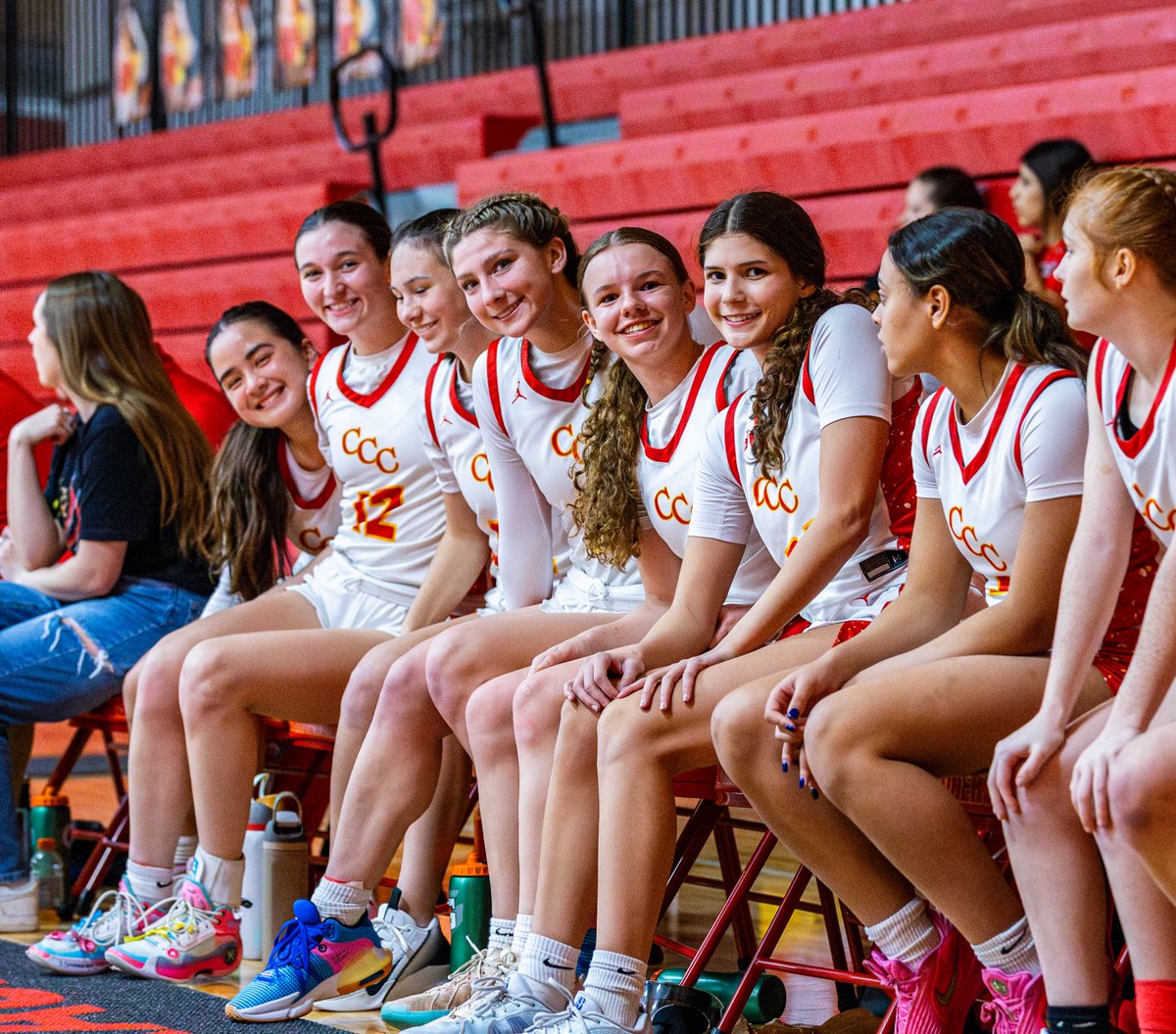 marie_marcinek's tweet photo. Blessed to have had the best junior season with the best friends. I am especially grateful for all the seniors who have taught me so much. I love you all so much and I can’t wait to see @DalhoffEmily04 and @SophiaLanden26 do so amazing in college ball! ❤️💛 https://t.co/bYbgoyKjSk