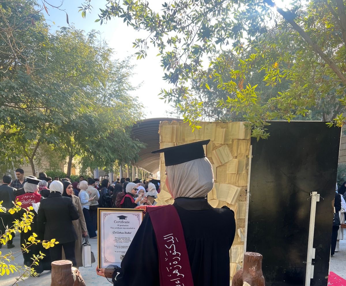 Zfj212's tweet photo. الحَمدُ لله حتى يبلغ الحمد منتهاه 
تخرجي من كُلية الطب ❤️🎓 https://t.co/EiZLl5Lbl5