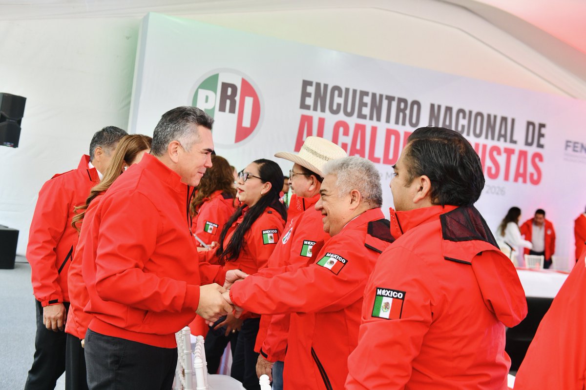 alitomorenoc's tweet photo. Me da mucho gusto estar reunido con los Alcaldes Priistas de todo el país. Mujeres y hombres que todos los días dan la cara, caminan sus municipios, escuchan y resuelven. Son autoridades cercanas, de territorio, que saben que la política se hace viendo a la gente a los ojos y cumpliendo la palabra.

Aquí hay experiencia, carácter y amor por México. Aquí hay equipo. De la mano del PRI, seguimos construyendo soluciones reales y demostrando que sabemos gobernar.

#ElPRIsíSabeGobernar