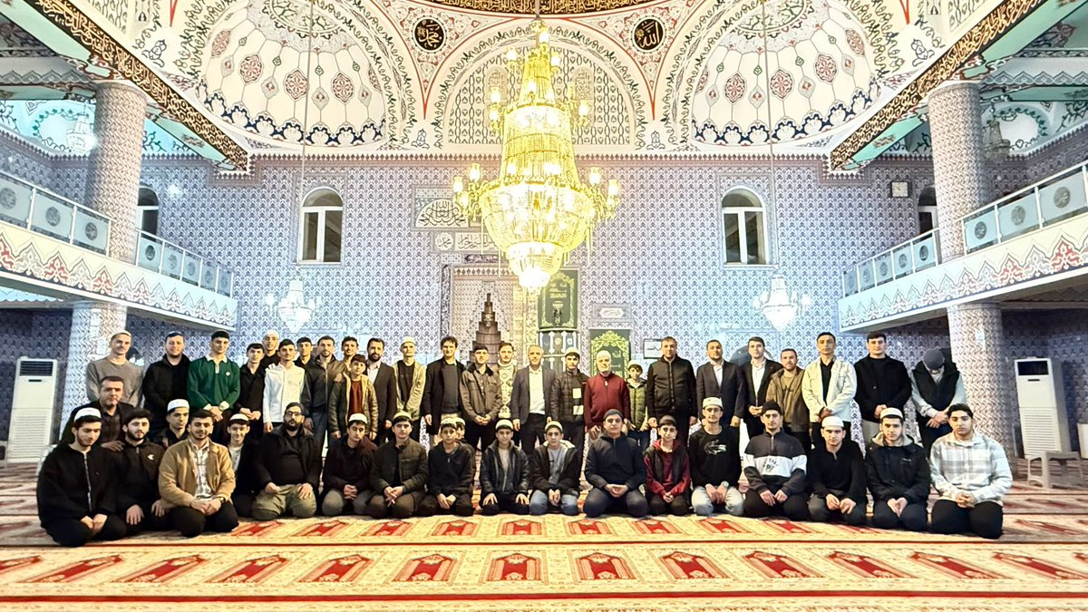 avmuratcicek's tweet photo. Batman’dayız. Bu gece, Ramazan’ın rahmet ve bereket ikliminde; merhum hocamız Taha Baran’ın kurmuş olduğu Oduncular Sitesi Medresesi’nde seydalarımız ve talebeleriyle bir araya geldik. Batman teşkilatlarımızla birlikte gerçekleştirdiğimiz bu ziyarette, ilmin ve irfanın gölgesinde güzel bir sohbet yaptık. Hocalarımızın ve talebelerimizin samimi duaları bizlere güç verdi. Allah sayılarını artırsın.