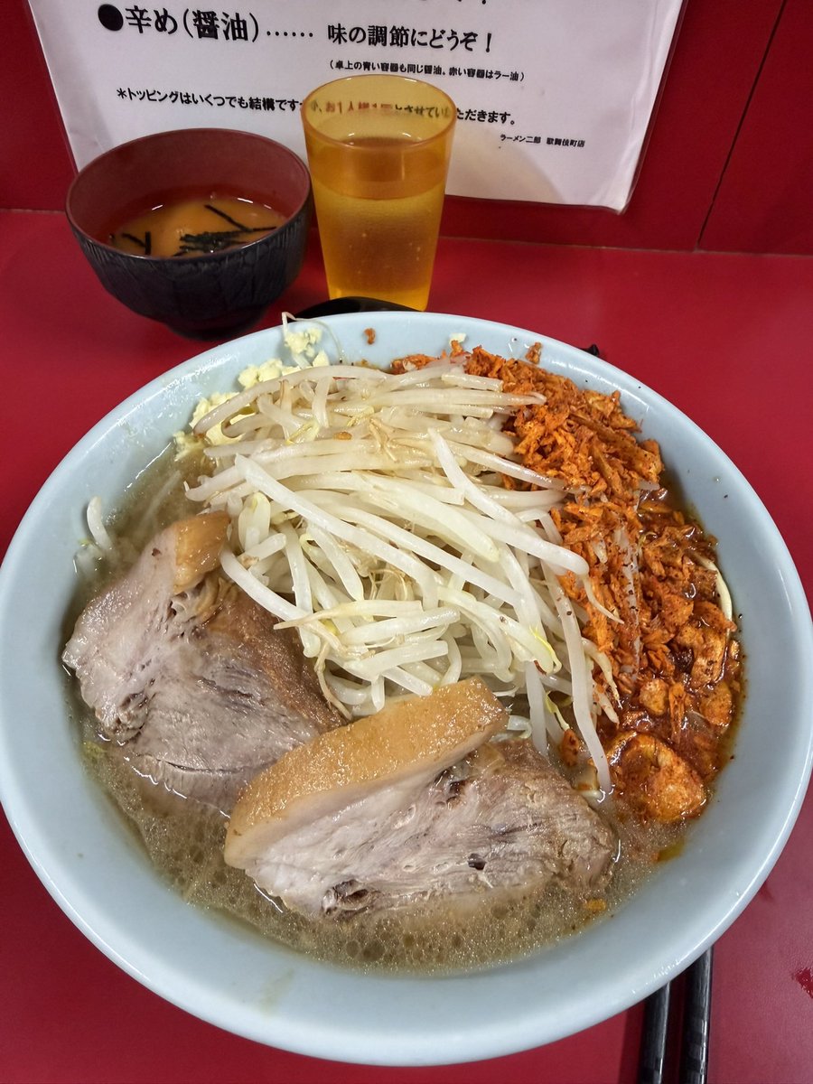 cpta2026's tweet photo. アクセアで最終論文の製本をしました。人生初の製本なので勝手が分からず、表紙や紙の厚さで迷いました。お店でサンプルを見て、表紙は、色上質最厚口（アイボリー）、本文は上質紙90pをチョイス。12時間で仕上がり、出来上がりにも満足したので、大学院に提出！(画像は無関係) https://t.co/M9TWPbyyMM