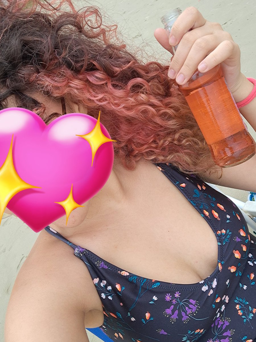 xdheloss's tweet image. Na foto saiu laranja, mas a bebida tava combinando com a cor do meu cabelo