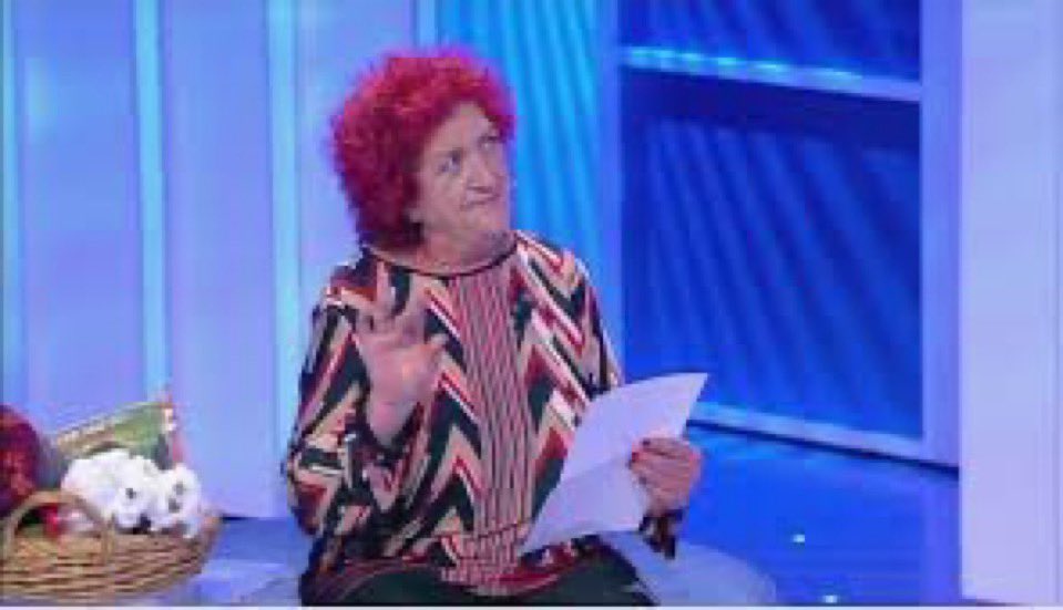horangotangoo's tweet photo. tutte le vecchiette sono icone ma come potresti non mancarmi regina… #cepostaperte https://t.co/PTidPAX0c5