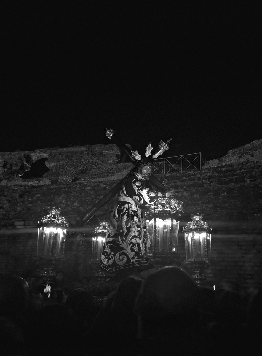 "Al aceptar en su voluntad humana que se haga la voluntad del Padre, acepta su muerte como redentora para llevar nuestras faltas en su cuerpo sobre el madero." 

#ViaCrucisdelAljarafe