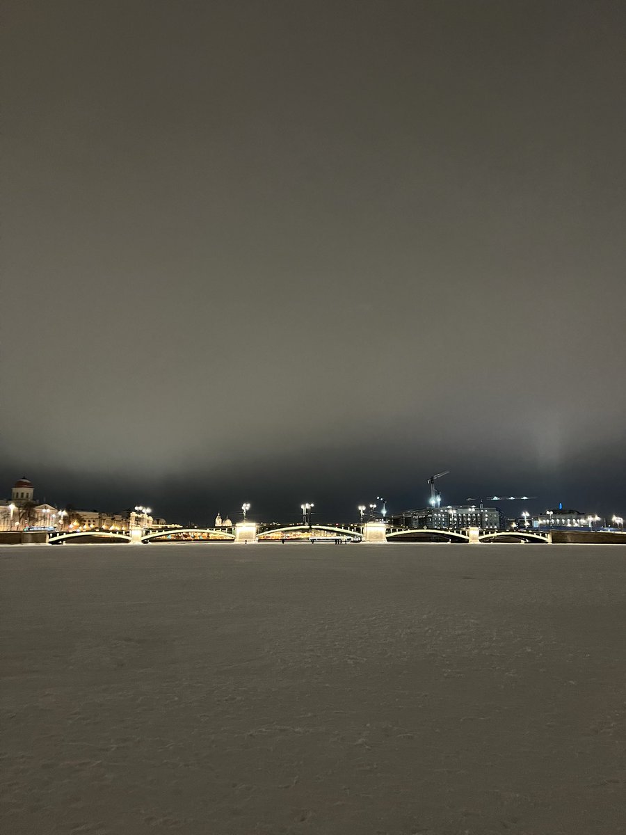 Сегодня ещё можно было перейти от Петропавловки до стрелки Василевского острова. Лёд там ещё крепкий, но у берега уже ждут неприятные трещины и вода