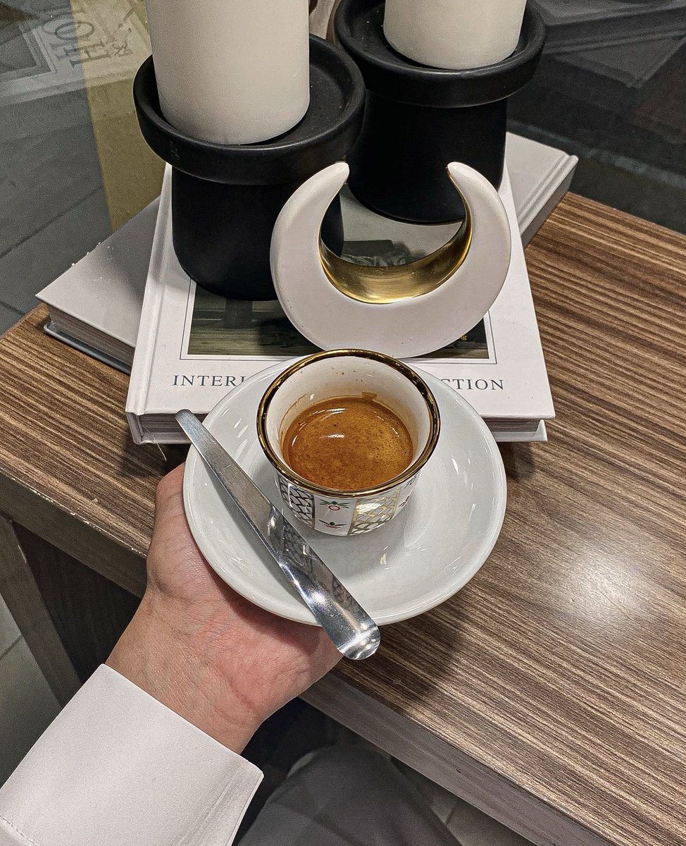 izcxvr's tweet photo. كوب إسبريسو بعنوان:

ما دام إن المحبّة يا ربيع العُمر ما تنقّاس 
تعال والقلوب الخضر منهيّة و مأموره
                           ❣️ https://t.co/JxaMo9ib20