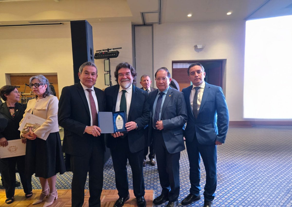 saludquito's tweet photo. 👩🏽‍⚕️ #QuitoSaludable | En el marco del Día del Médico Ecuatoriano, participamos en el reconocimiento realizado por el Colegio de Médicos de Pichincha a los profesionales que, por décadas, han dedicado su vocación al cuidado de la salud.
#QuitoRenace https://t.co/IxbPUOieIV