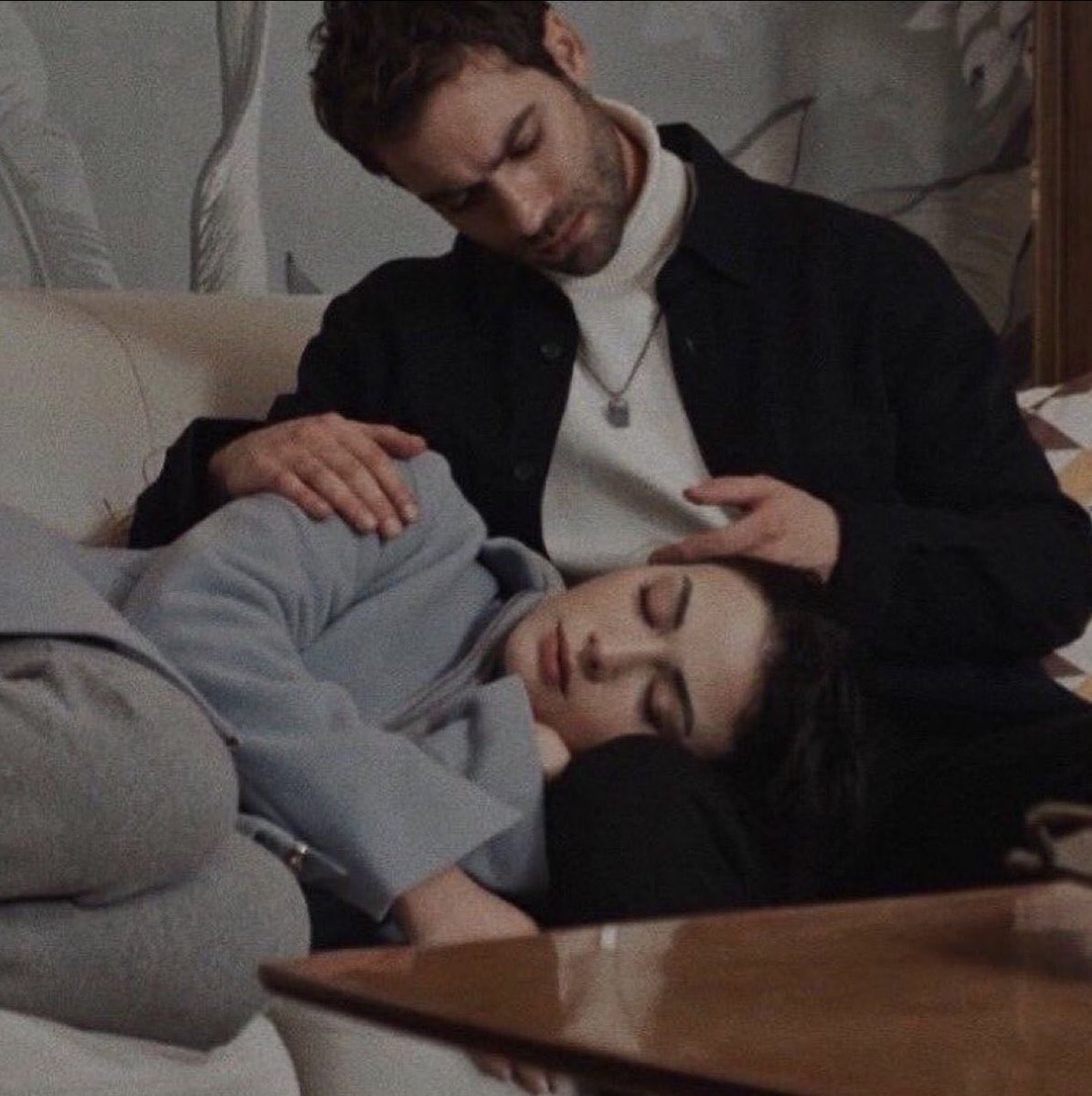 توسد حبه بقلبي ، ضلوعي تحرسه وتحميه . .

#بعد_منتصف_الليل 
#رسالة_اليوم