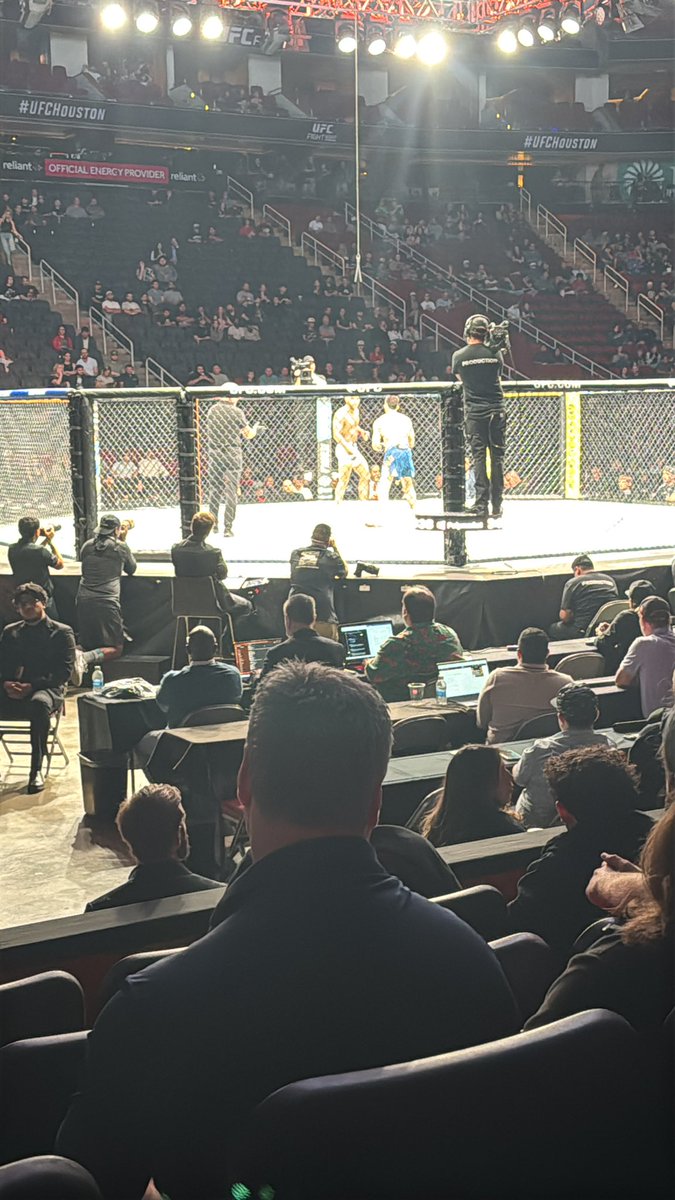 broussard_troy's tweet image. UFC #fightnight!   Got some amazing seats!!!  #ufc #seanstrickland