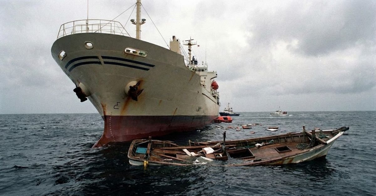 Segundo oficial de navegación arrestado después de que un carguero chocara contra un barco pesquero frente al centro de Japón, matando a 2 personas. revistamaritima.com/2026/02/21/not…