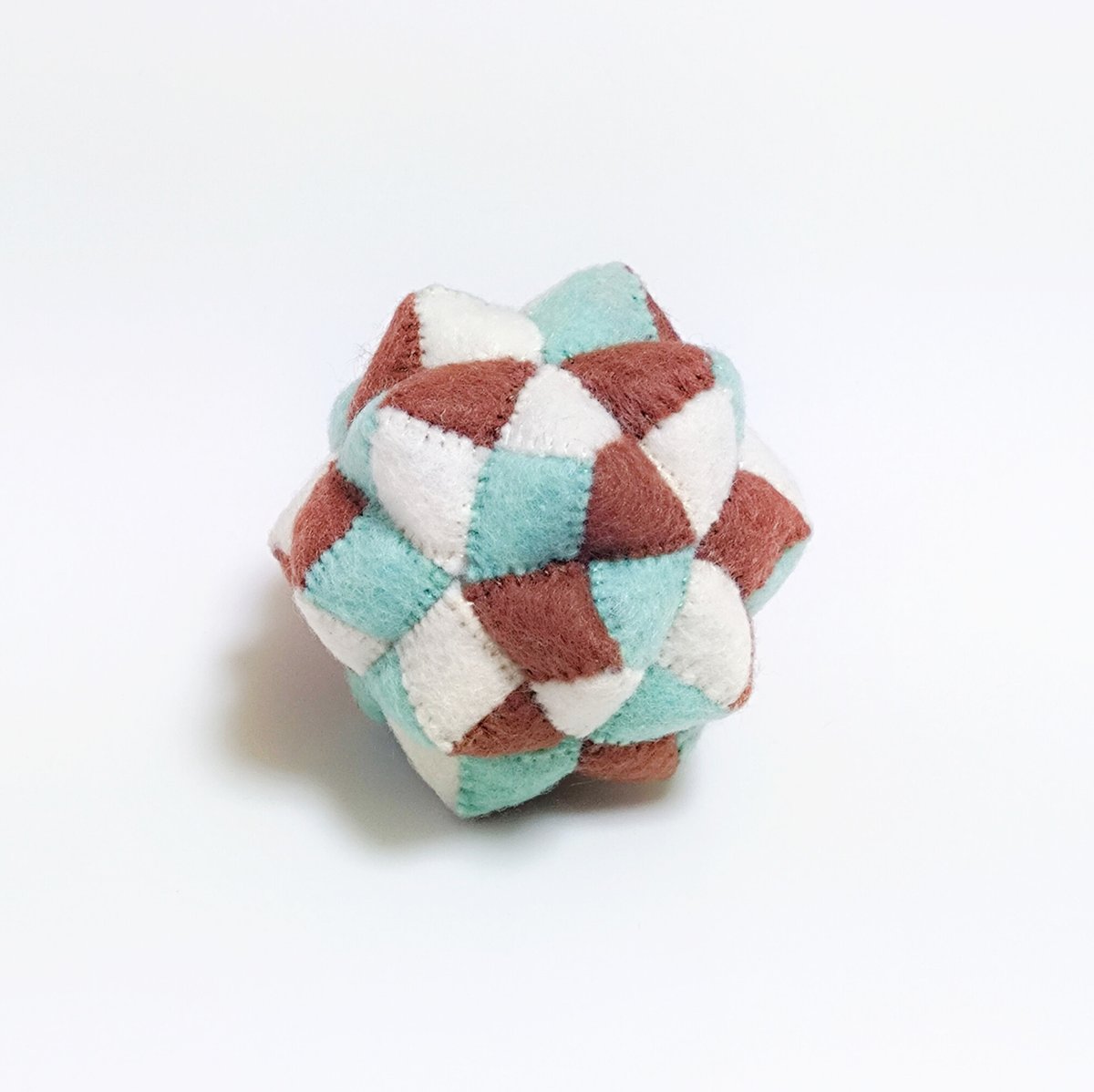 🪡第63回 #シートフェルト作品展 フェルトで『30面体』 チョコミントっ