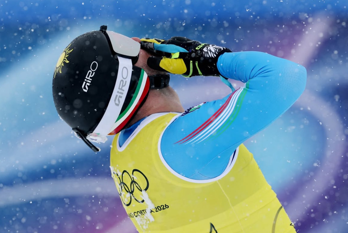 AmorosLive's tweet photo. Una de las historias más emocionales y duras de los Juegos ha llegado el penúltimo día.

🇮🇹 Federico Tomasoni cruzaba la meta del Skicross para colgarse la medalla de plata con un gran sol en su casco y mandando besos al cielo, algo que repetía al subir al podio.

Todo tiene una historia detrás que ha marcado su vida. El sol simboliza a su novia Matilde Lorenzi, una joven esquiadora alpina que falleció a finales de 2024 en un accidente todavía envuelto en misterio mientras entrenaba en Val Senales.

Lo que en principio se dio por hecho como un error “fatal”, por culpa de la velocidad y el riesgo, se ha reabierto con nuevas investigaciones y están apareciendo nuevos datos: no se realizó autopsia a la esquiadora, ni la zona donde ocurrió el accidente fue asegurada ni preservada por las autoridades para una investigación forense. Ahora mismo, el gerente de la pista y otro miembro del staff están siendo investigados como sospechosos en el proceso que quiere esclarecer si la pista tenía las medidas de seguridad correctas.

¿Y el sol del casco? Tomasoni se despidió de ella publicando la frase “Siempre serás mi sol” y actualmente ese logo se ha convertido en la imagen de la fundación Matildina4Safety, que busca la seguridad en el esquí a través de la educación y la prevención.