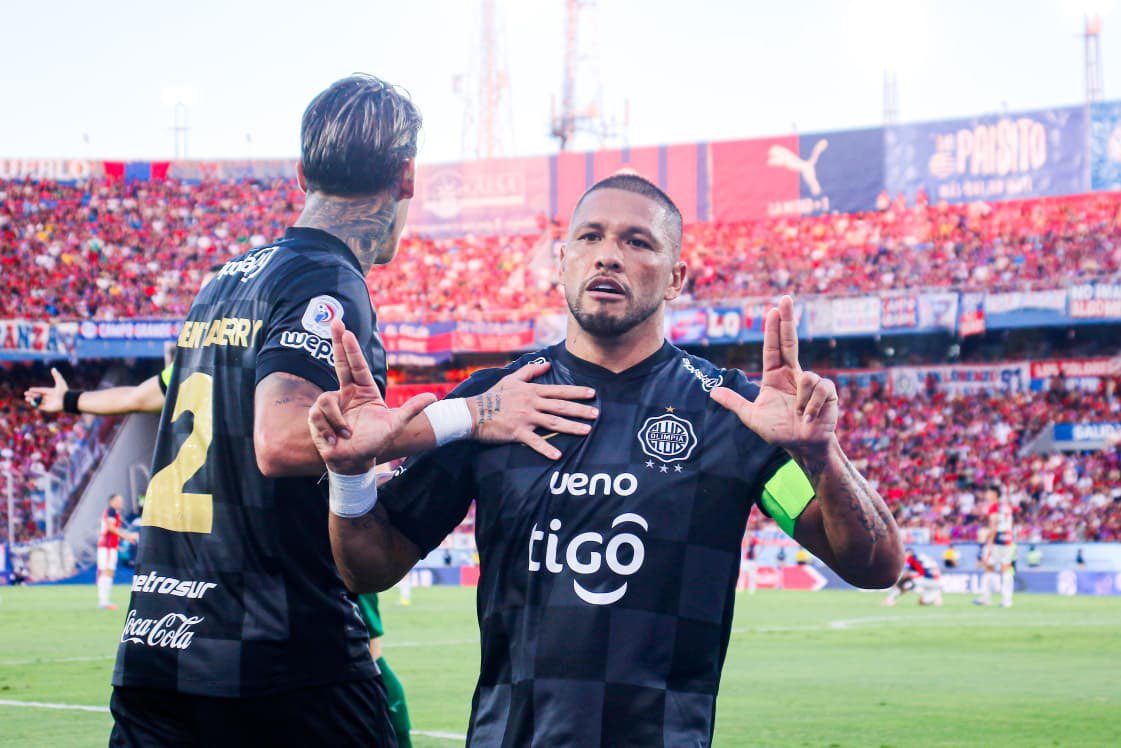 dani_miranda96's tweet photo. Algún día este SEÑOR capitán será reconocido como se debe por los hinchas de Olimpia: Richard Ortiz. 

No hay otro como él en el equipo. https://t.co/bohrRpX2xc