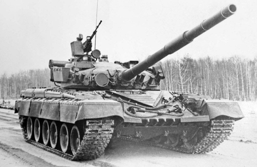 The only picture of a running prototype of the object 478A (XM 478A) based on a T-80B. The main difference with a classic T-80B is the engine compartment with a modified 6TD engine producing 1200hp

Picture is dated 1983. (TiV 01/2025)