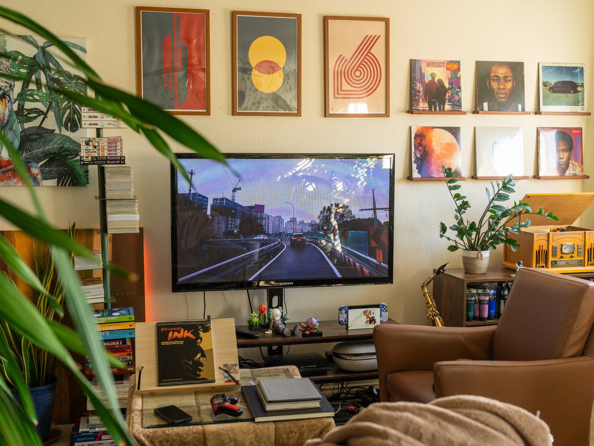 Hitsupod's tweet photo. Made it to the weekend but Saturday we still working.

#desksetup #deskaesthetic https://t.co/7BBpHhz68h