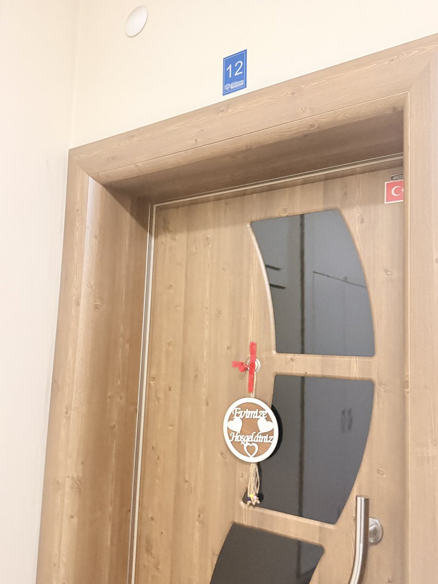 Arkadaşımin evine geldim karşı komşu gözleyip duruyormus haddini bildirdim