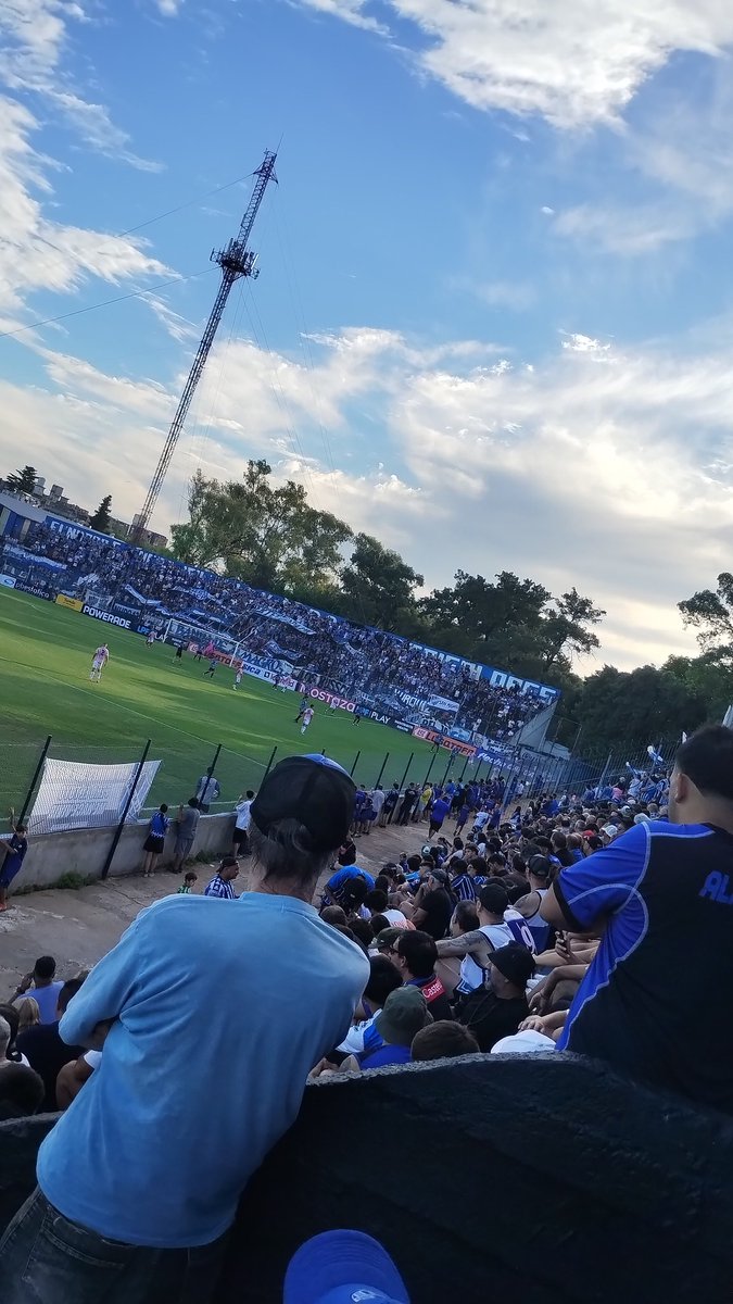 Siempre 🟦⬜⬛
Complicado sin experiencia, pero ojalá que con las ganas se revierta pronto.