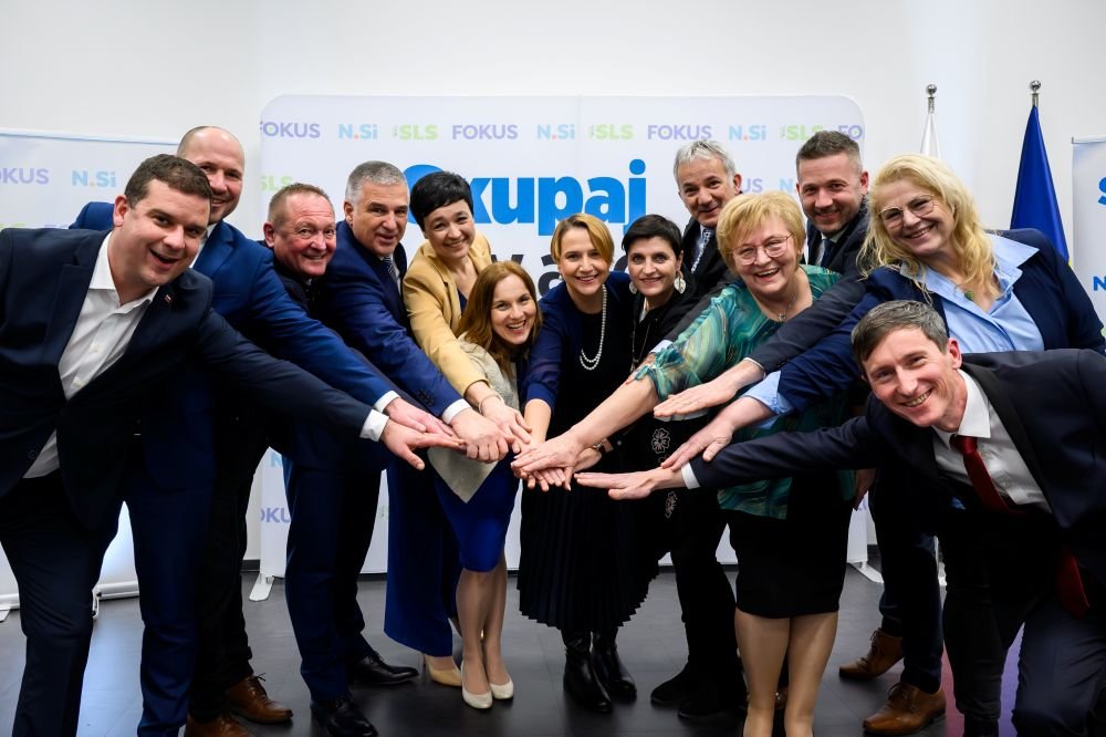 V CELJU DIŠI PO POMLADI sls.si/2026/02/v-celj… 
Vizija je jasna – razvoj države in blaginja za vse. 22. marec je zadnji  klic za to, da končamo eksperimentiranje z državo. Zato je glas za  skupno listo NSi, SLS, FOKUS prava izbira za Slovenijo in pot do razvoja  Slovenije.
