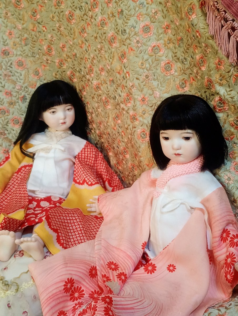 着物の下は二部式の長襦袢を着ています。ピンク地に赤い菊の