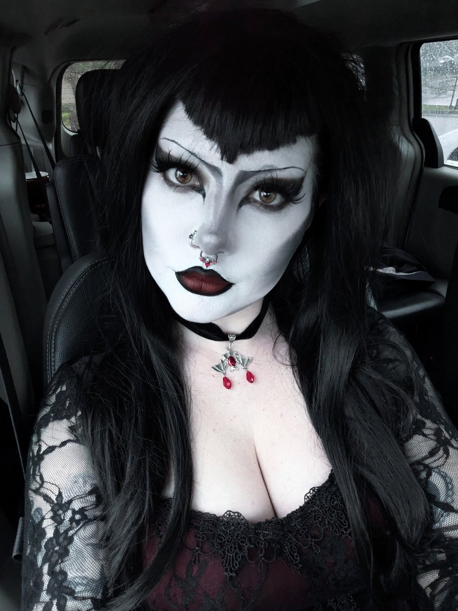 vampren_'s tweet image. do you mind if a girl gets a little vampiric around here