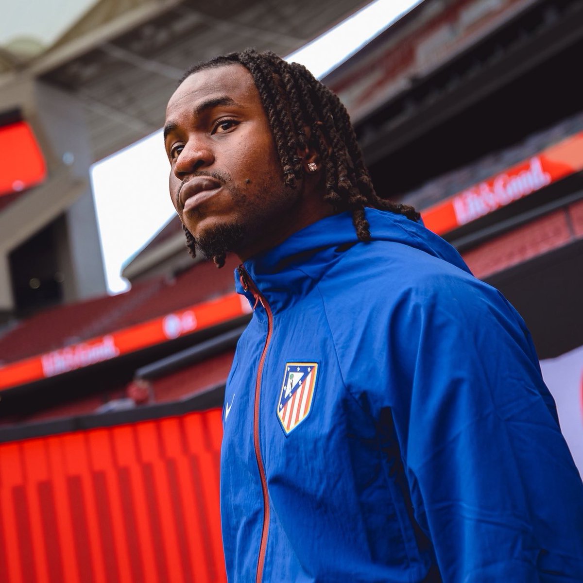 TouchlineX's tweet image. 🚨🗣️ 𝗡𝗘𝗪: Diego Simeone: "Lookman brings us goals, more goals than overall play. He can still improve his overall play and defensive work."

"We need him to adapt to the team’s way of playing in those aspects.  His message is that he wants to improve as a footballer."

"He has