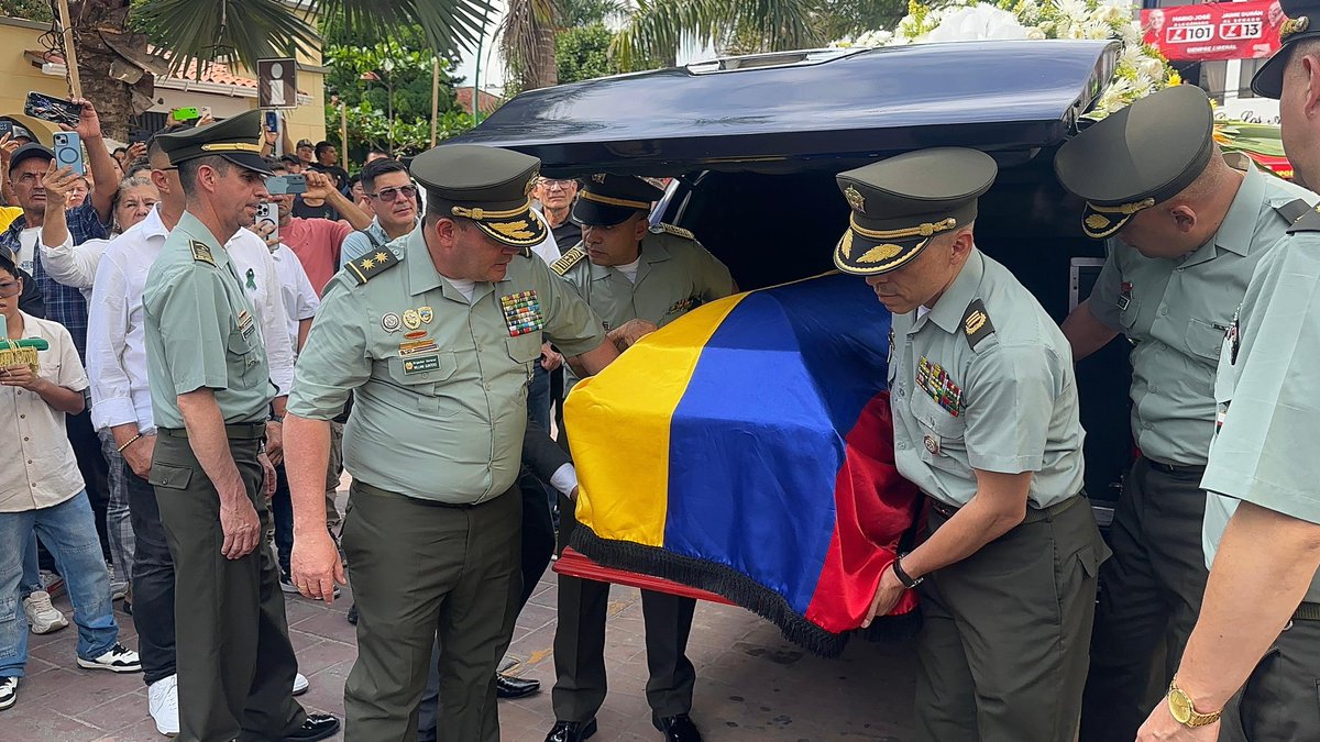 PoliciaCucuta's tweet photo. #DiosYPatria | 📍🕊️Desde el municipio de Lebrija Santander, despedimos con profundo respeto y honores fúnebres al señor subintendente Luis Jesús Sarmiento, quien ofrendó su vida en cumplimiento del deber.👮🏻‍♂️🫂🫱🏼‍🫲🏻
Su legado permanecerá vivo en cada integrante de la institución. https://t.co/8zVUiqLPp7