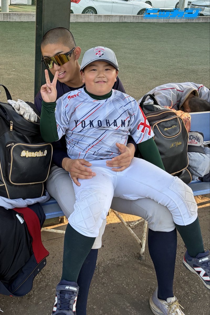 21日、 #横浜 の練習見学に来ていた #四谷外苑ユナイテッド の #種田湊都 君（８）。チームでは４番を打っている未来の大砲！「野球が大好き！」と、朝から夕方までずっと練習を見る姿が印象的でした。練習後はお兄さんたち（選手）と遊ぶ姿も😊 #織田翔希 選手も優しい一面を見せてくれました☺️