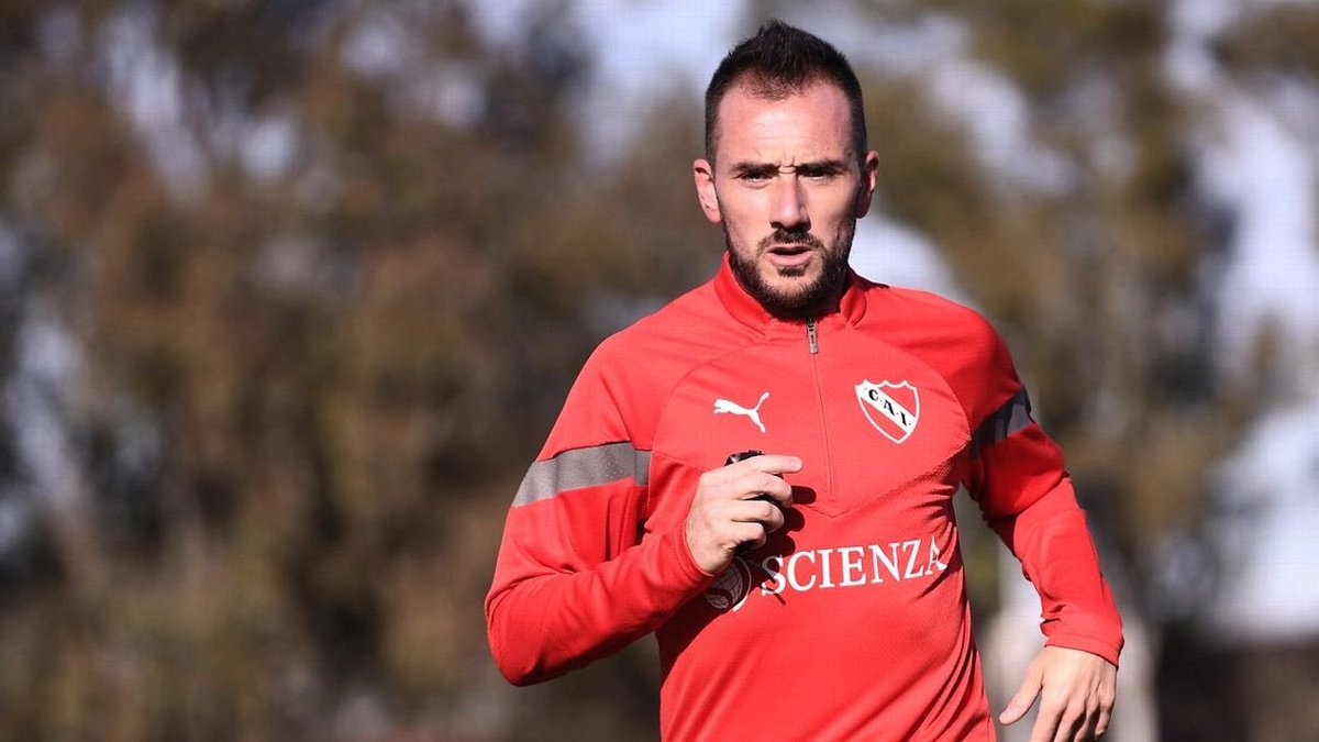 BustosNeta's tweet image. En tu mejor momento volviste a Argentina, pero a Vélez

Años después viniste en un mal momento, no podías correr

Hoy renovaste bajándote el sueldo, ni en el banco podes estar, ocupando un lugar de algún pibe para recambio

Tan hincha no sos, hermano, rescindí.