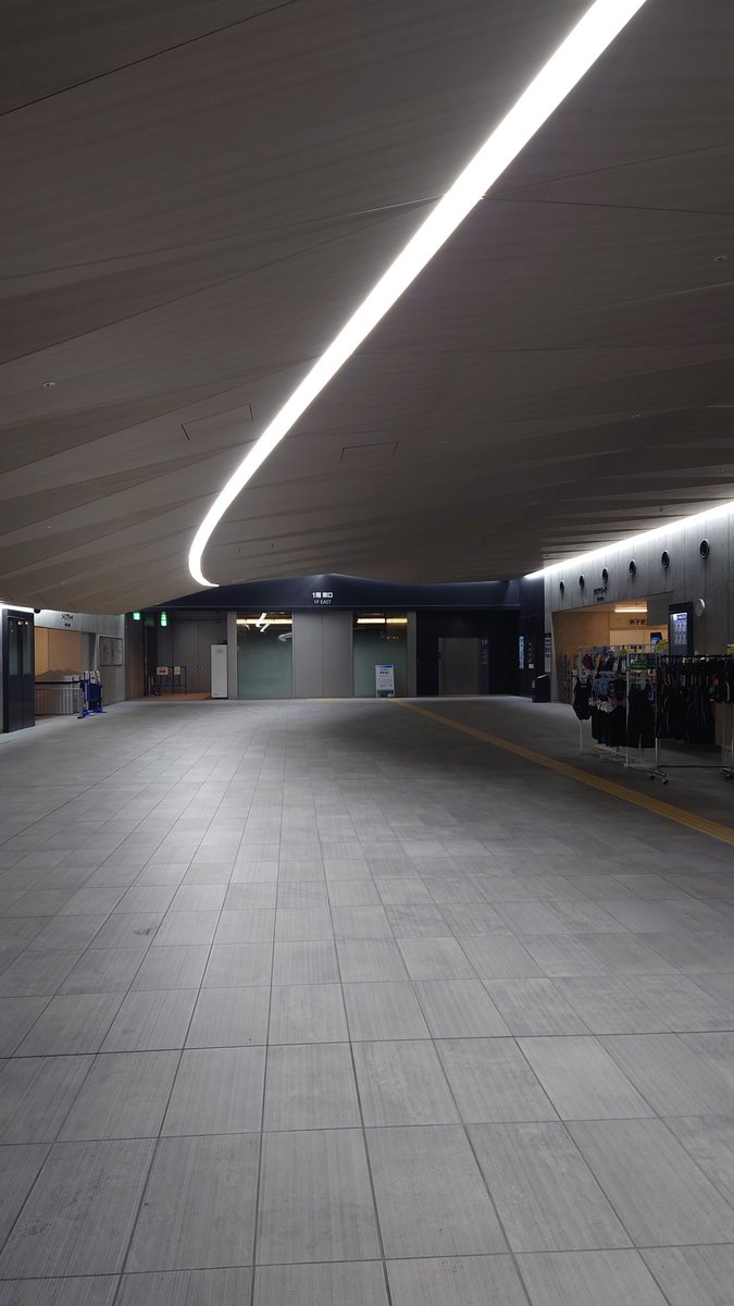 mana_mio's tweet photo. 初辰巳アクアティクスセンター。
横国プールと比べて建物設備全てキレイだし立派で感動。
でも全面ガラス張りで明るく大きなジャグジー付きサブがある横国プールがやっぱり好き。

写真は広すぎて閑散としているように見えるロビー。
メインプールでは全国LSCの競技会やってて見学したけど面白かった。 https://t.co/4Td5QECmaB