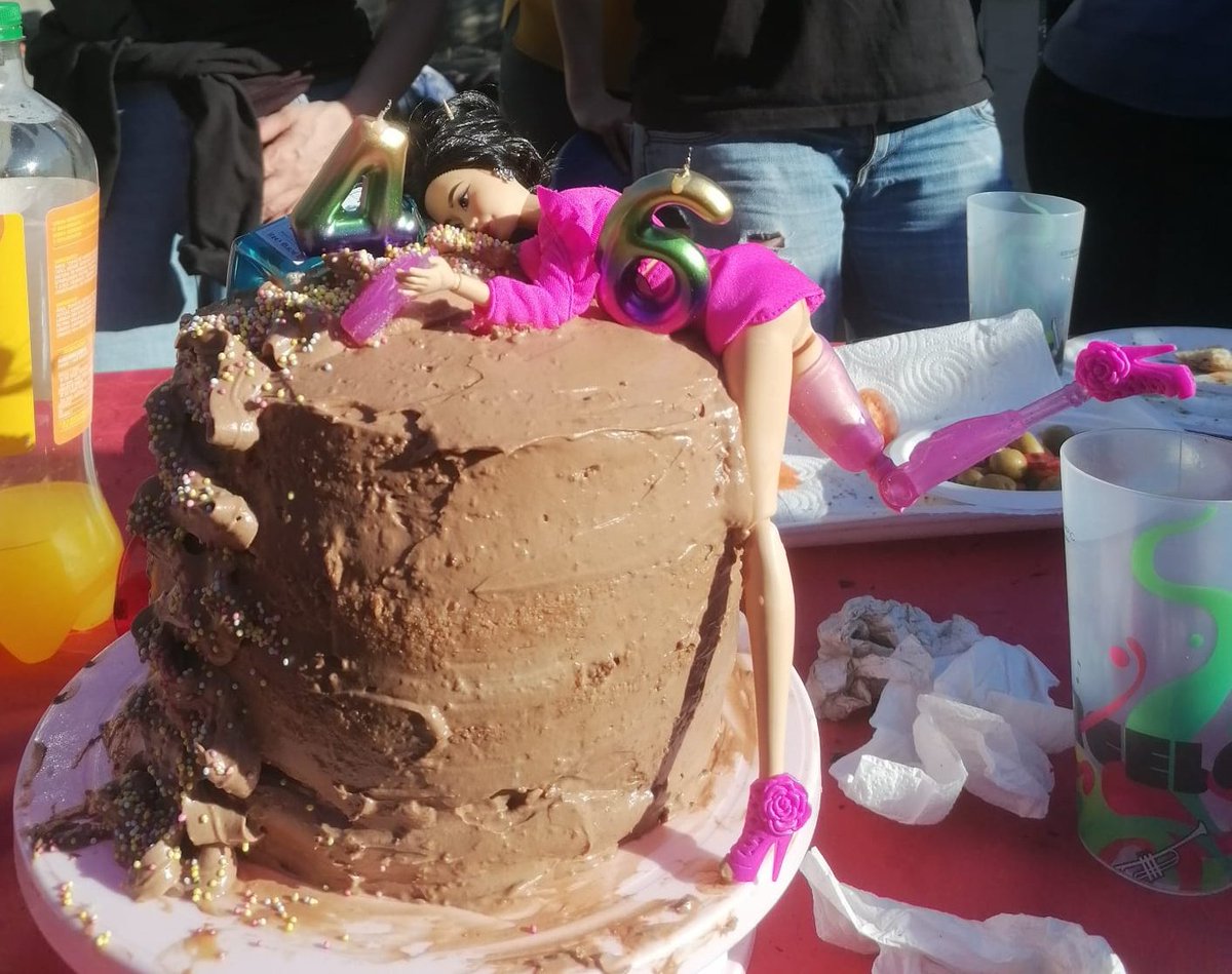 auditore83_'s tweet photo. Cuando un amigo cumple años y está rodeado de gente desequilibrada los pasteles son tal que así, caseros! 😂
#olivella #home #calçotada #lasisena #avenegro #jocsdetaula https://t.co/S7pcQAY36C