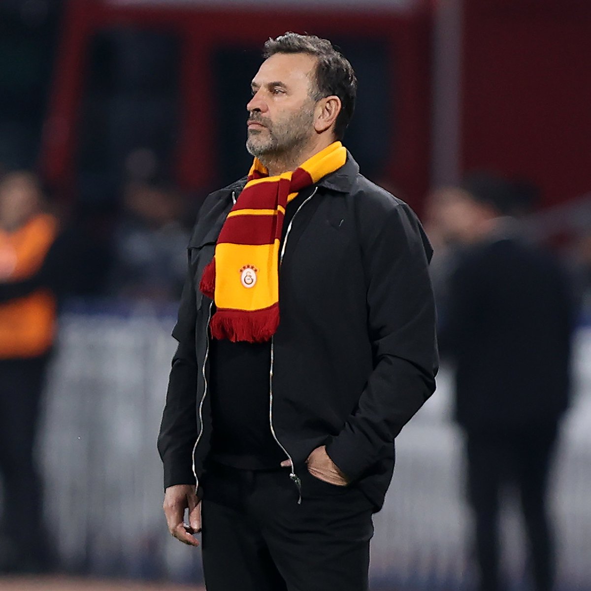 Okan Buruk’tan havalimanında takımı karşılamaya gelen taraftarlara: “Yine hep beraber başaracağız. Ne yaparlarsa yapsınlar hep beraber başaracağız.”