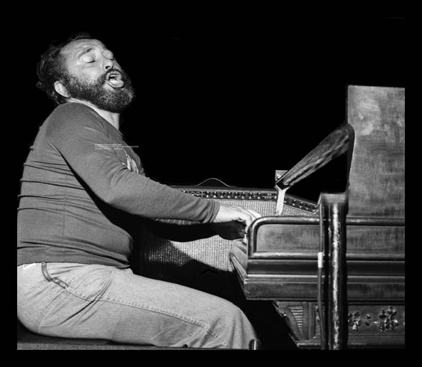 AAAD25's tweet photo. Para mí, hubo cuatro orquestas supremas en el 'boom' de la salsa: las de Ray Barretto, Eddie Palmieri, Larry Harlow y Willie Colón. Barretto era el mayor y murió hace 20 años. Harlow se nos fue hace cinco. Palmieri, el pasado. Colón era el más joven. Nada queda ya. https://t.co/5SDcgG8ILC
