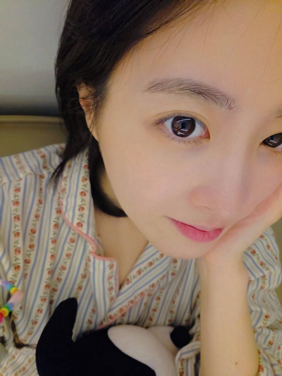 Dearest_Daphne's tweet photo. bare-faced Boyoung 😍

🫧: "..next week I’m on vacation!!! ㅋㅋㅋ So I have to diet this week… I’m going to a hot country ><  I’m going with a friend!!! ㅋㅋㅋ You’re most curious about who I’m going with, right??? ㅋㅋㅋ"

It's probs a celeb friend coz why tease us?? 👀 https://t.co/HhfeyL2A5u