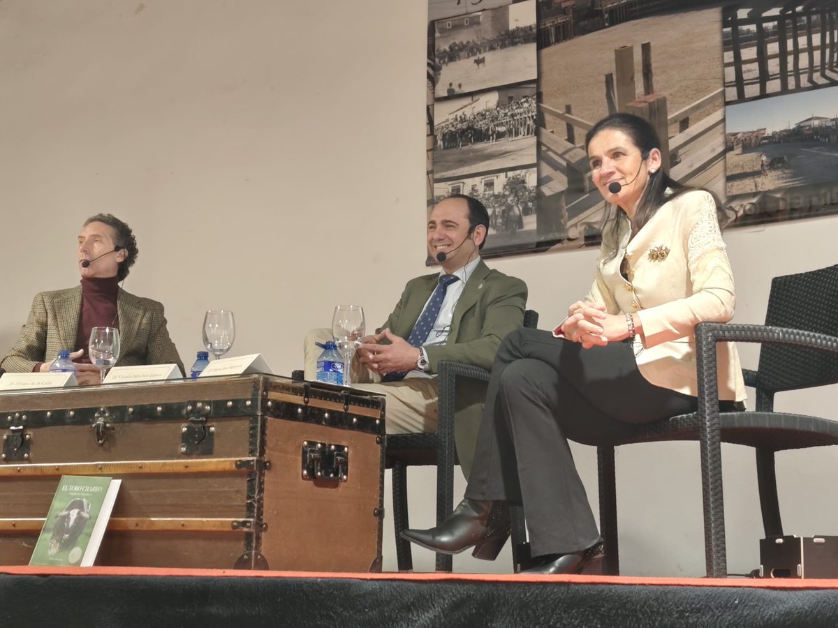 Hoy, con los amigos de La Empalizada,  donde participan  María José Sánchez Majeroni (Castillejo de Huebra), el diestro Álvaro de la Calle y Vicente Sánchez como moderador. Una muestra de pintura muy original de Alfonso Rey adorna un rincón de la Sala. Enhorabuena a La Empalizada