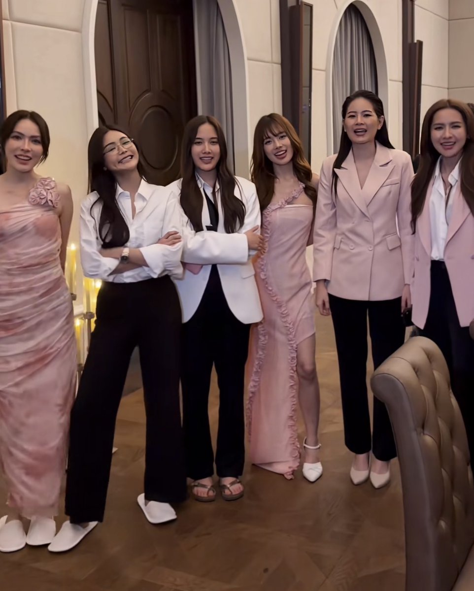 Bro someone said that 4elements are the bridgerton in Gl each season is one cousin love story  🤣🤣🤣 

#วิวาห์ปฐพี  #4Elements