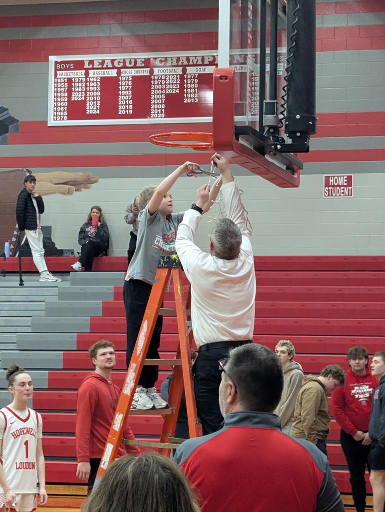 HL_Principal23's tweet photo. Cutting down the net!! 
Congratulations Lady Chieftains!! https://t.co/2RAPk32c7T