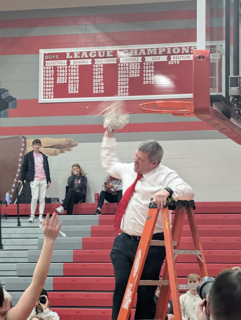 HL_Principal23's tweet photo. Cutting down the net!! 
Congratulations Lady Chieftains!! https://t.co/2RAPk32c7T
