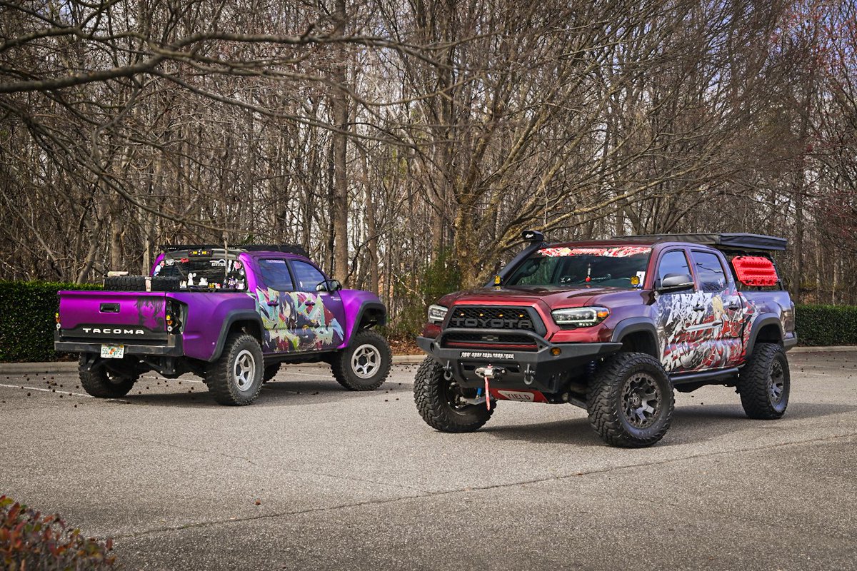 KMS_Designs's tweet photo. Just a pair of 痛車 Off-road Toyota Tacoma

Rikka Takanashi and Mordred

Hexis Satin Purple Chrome with reflective itasha print and KPMF Gloss Black Red iridescent with satin itasha print.

Itasha Commissions Open 🔗 in bio! https://t.co/zLeJRu1omX