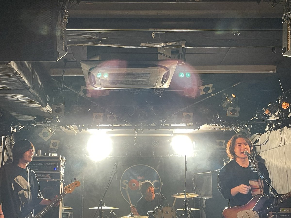 miyuu12911's tweet photo. 水戸ソニック『足跡は消えない』でHakloライブ！本格的なロック演奏と熱唱に興奮と、バンドの本髄を観ました。

#Haklo
#足跡は消えない https://t.co/UNC4B6rjW5