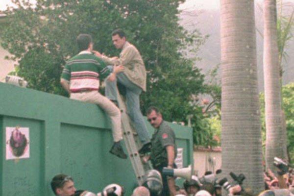 #ProhibidoOlvidar El día que, el ahora Diputado a la Asamblea Nacional, Henrique Capriles, asalto la embajada de Cuba. Como ya empezó q burlarse del perdón, hay que recordarte que se te perdonó.