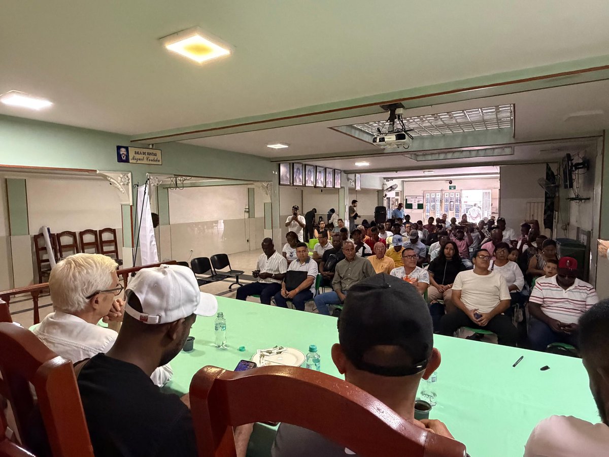 En Palmira, con dirigentes de los sindicatos de la caña, afiliados a  la CUT, la CTC y la CGT, que respaldan mi candidatura al senado.