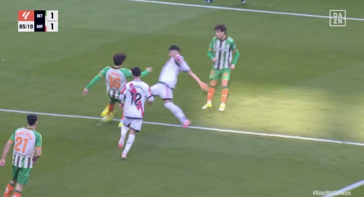 Te imagina querer pitar penalti y expulsión a un jugador que despeja un balón, provoca un saque de puerta…. Y como es lógico no poder quitar la pierna posteriormente porque el del rayo llega tarde e impacta con su pie?

Pues eso piden, que poco se sabe de futbol en TW.