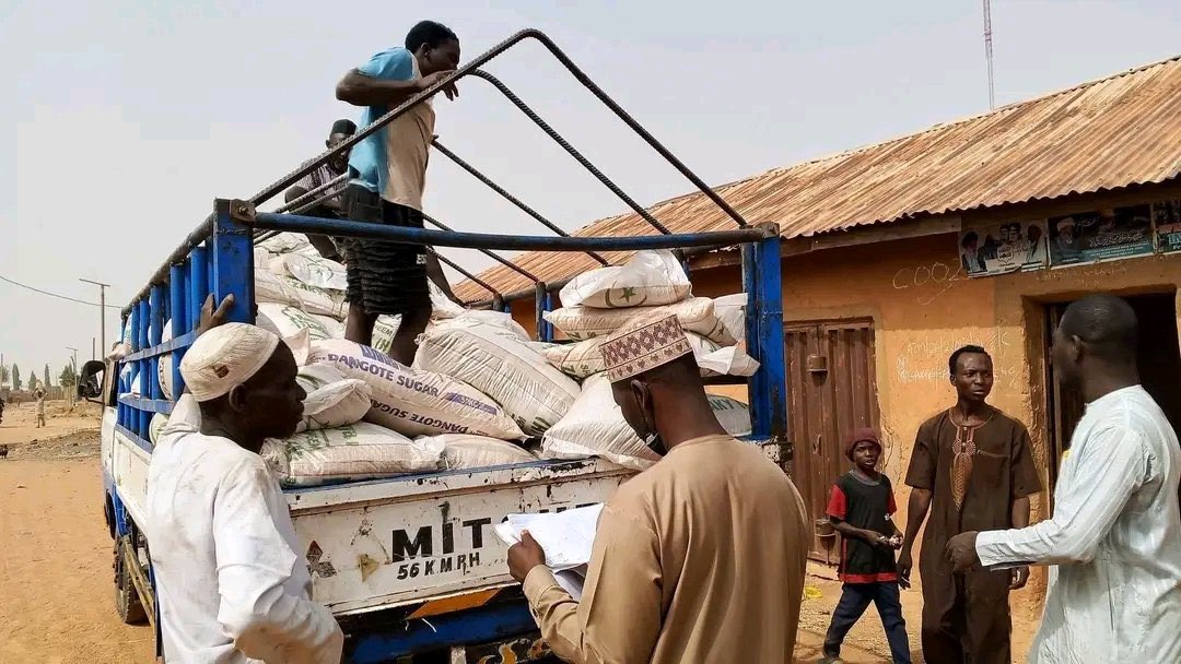 #Ramadan2026: Sheikh Zakzaky distributed relief packages to the needy in Zaria, especially in Gyellesu, where he lived before the 2015 Zaria Massacre. He even emphasized helping those who rejoiced with #ZariaMassacre, a gesture that reflects his forgiveness and compassion.